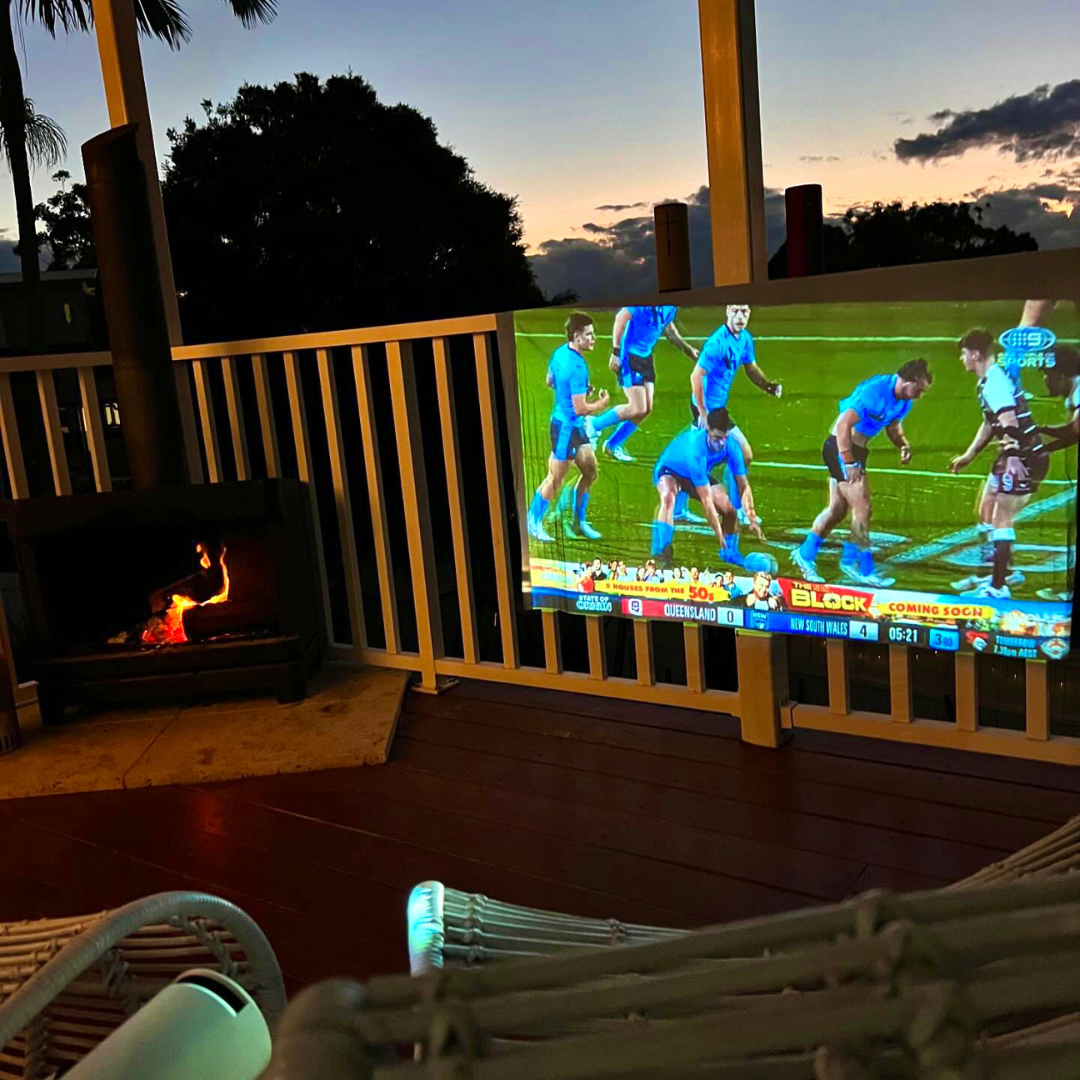 MovieHub™ Ultra HD Projector + Projector Screen