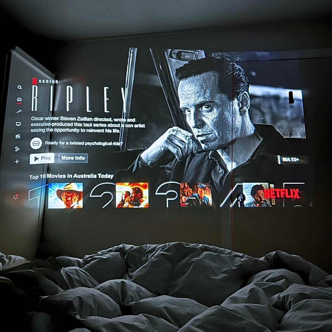MovieHub™ Ultra HD Projector + Projector Screen